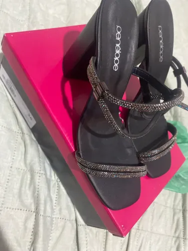 Salto alto Penélope tira regulável strass preto