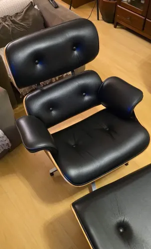 Poltrona Charles Eames com Puff - Couro Preto