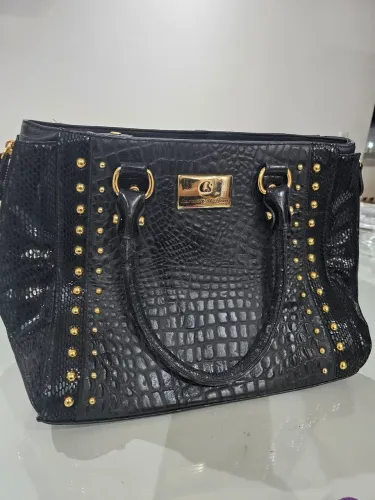 Bolsa Carmen Steffens preta com detalhes dourados