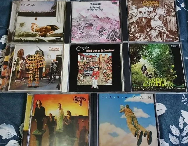 coleção de 8 CDs álbuns da banda de rock progressivo Caravan.