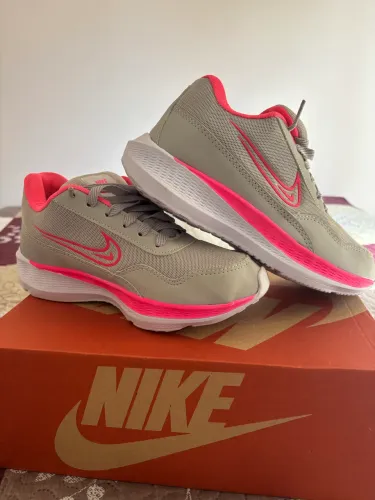 Tênis Nike rosa e cinza 