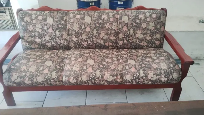 Sofá 3 lugares mais 2 poltronas