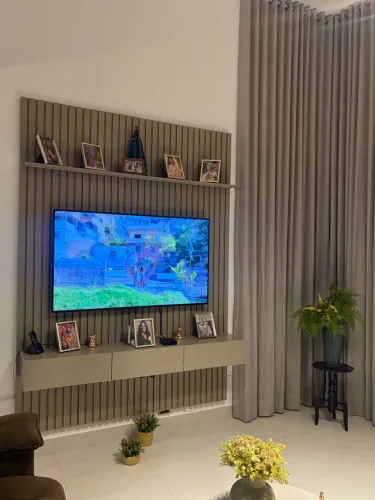 Painel Ripado + Rack Suspenso Planejado Laqueado Fendi - TV até 75"