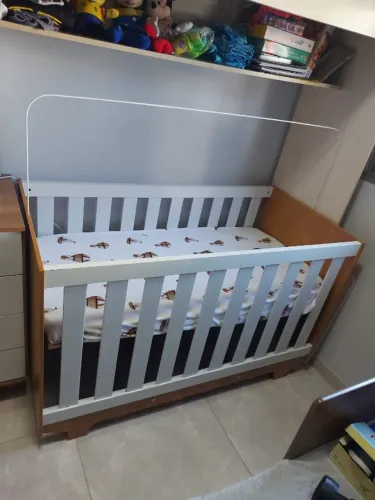 Berço Casa tema com trocador e colchão.