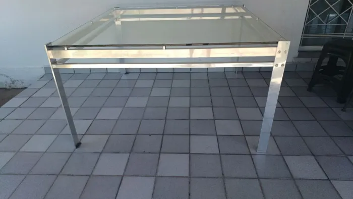 VENDO MESA QUADRADA E CADEIRAS COMPRADAS NA LOJA JACAÚNA
