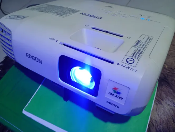 PROJETOR EPSON - APENAS 225 HORAS DE USO