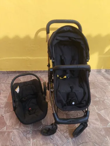 Carrinho com bebe conforto Galzerano