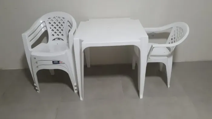 Conjunto de Mesa e 4 cadeiras