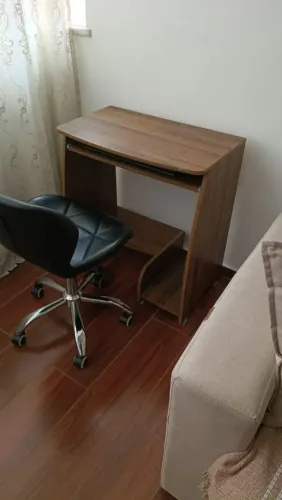 Mesa para computador com cadeira