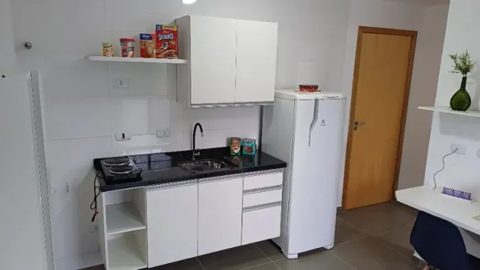 Studio mobiliado no Ahú, sem vaga de estacionamento.