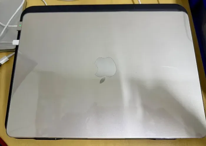 Macbook Air 13 Starlight - 16GB -256GB - Na garantia