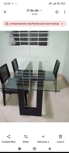 Mesa de jantar acompanha as cadeiras