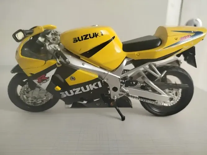 Miniatura Suzuki Gsx R600 2005 Maisto 1/12