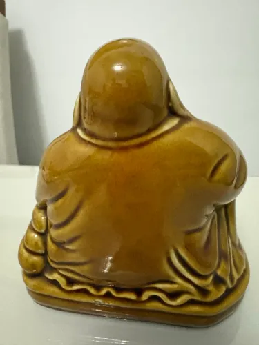 escultura buda em porcelana