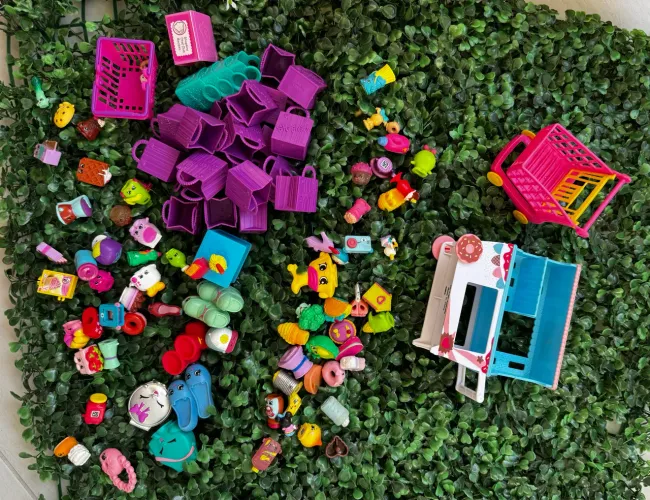 Lote Shopkins Original Moose - +60 Peças com Carrinho, Sacolas e Cenário