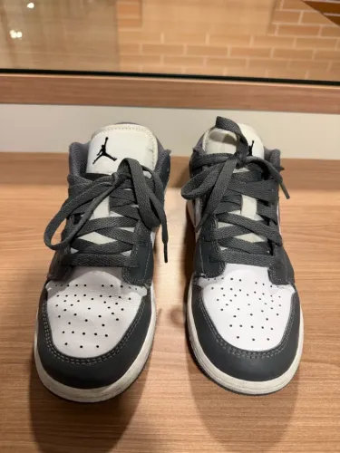Tênis infantil Air Jordan branco e cinza