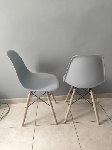 Cadeira Eames cinza polipropileno com pés de madeira Bianchini
