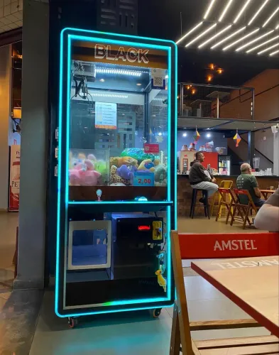 Máquina de pelúcias para espaços em restaurantes e comércios