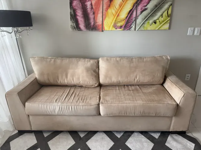 Vendo sofá de 2 lugares suede bege em bom estado