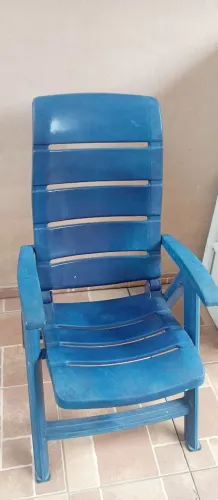 Cadeira plástica dobrável e reclinável 