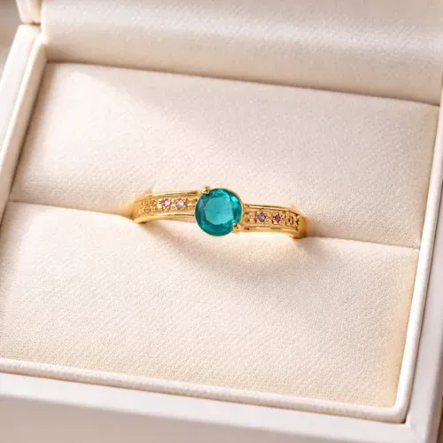 Anel aro 19 com zircônias verde Folheado a Ouro 18k