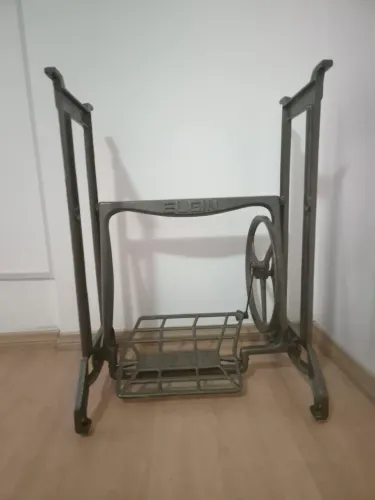 Pé de Máquina cor dourado envelhecido