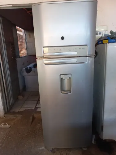 Vendo geladeira semi nova