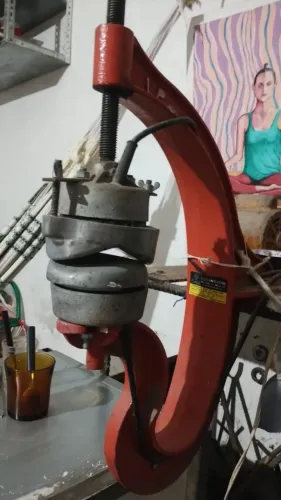 Máquina de conserto de moto e bicicleta.