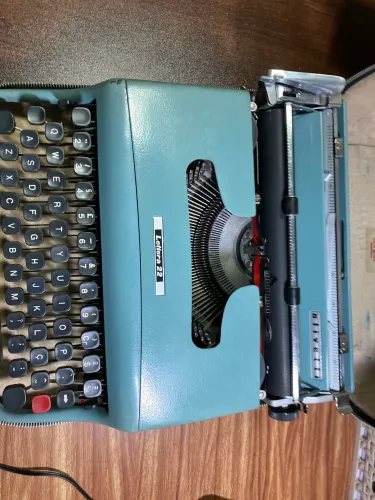 Máquina de escrever Olivetti