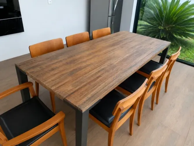 mesa jantar com 8 lugares de madeira e pés de alumínio