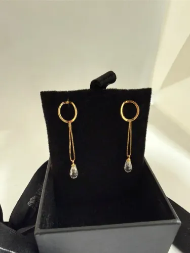 Par de brincos contemporâneo em ouro 18k com critais