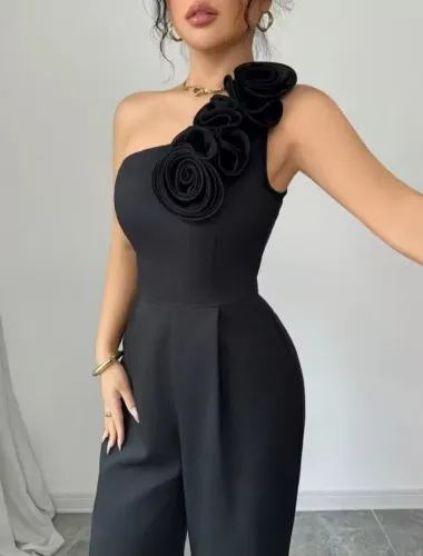 Macacão preto um ombro só com flores 3D GG