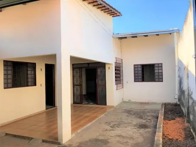Aluga-se Casa no Setor Coimbra de 3 quartos, 1 suíte