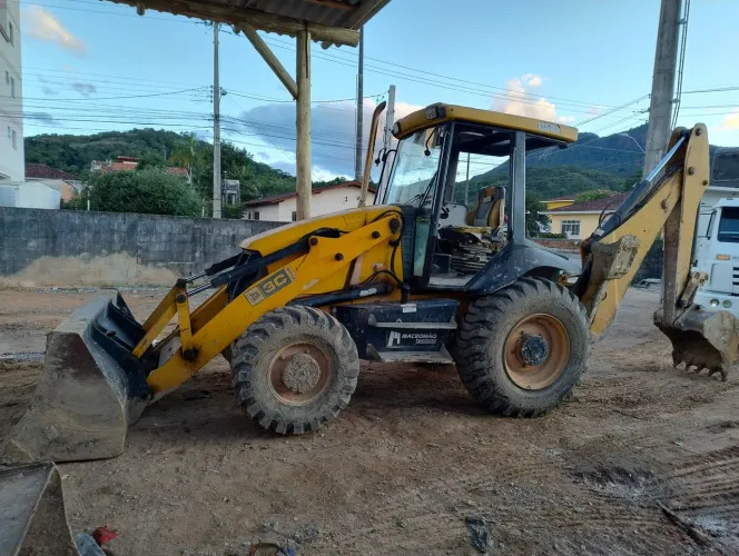 Retroescavadeira jcb tracada