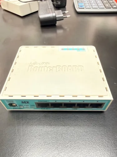 Roteador MikroTik Hex RB750Gr3 Branco
