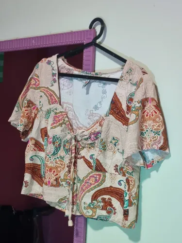 Cropped estampado decote coração