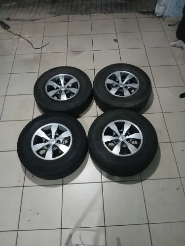 4 rodas de toyota hiluix com peneus meia vida