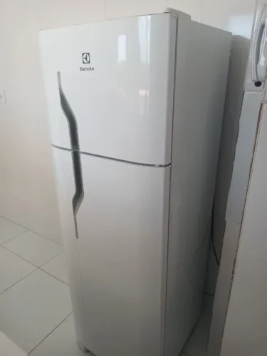 vende-se uma geladeira e um sofá semi novos