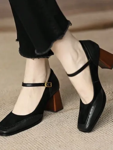 Scarpin preto de salto grosso e bico quadrado ,estilo francês chique ,slip on.