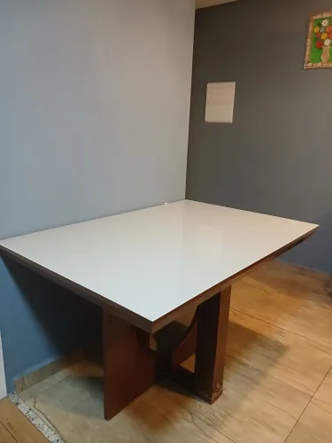Mesa sala de jantar usada somente a mesa