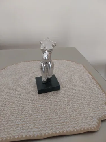Escultura feminina mulher gestante estilizada