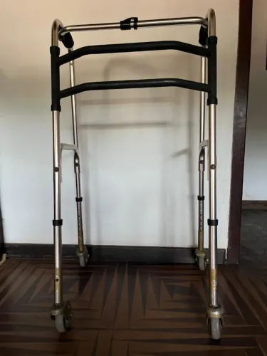 Andador dobrável com rodinhas