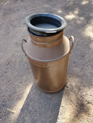 Vendo tarro de leite para uso ou decoração 