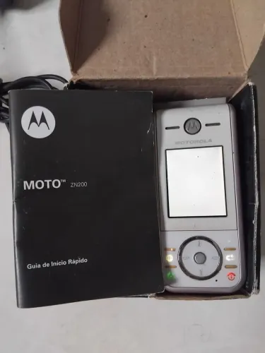 Antigo celular Motorola ZN 200 super inteiro com mal contato na tela 