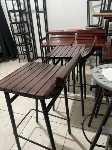 Banqueta rústica madeira de ferro assenta muito bem para seu bar ou residência