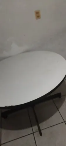 Mesa redonda de madeira pés de ferro