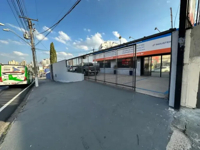Loja Comercial Espaçosa no Centro de Campinas-SP: 3 banheiros, 8 vagas e 454m²!