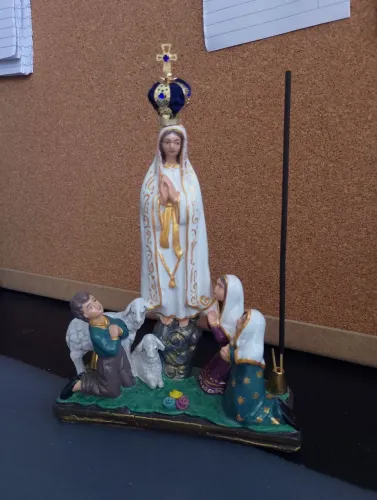 Nossa Senhora de Fátima 20cm com coroa de metal