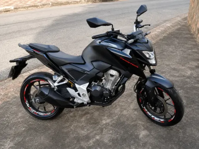 CB 300F Twister 2023 - Linda, Nova e Pouco Rodada - 16 mil Km
