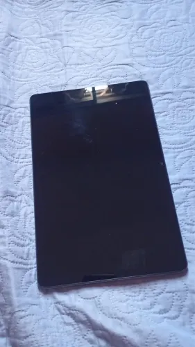 Vendo tablet pad se , poucas marcas de uso , acompanha carregador , nota fiscal , caixa
